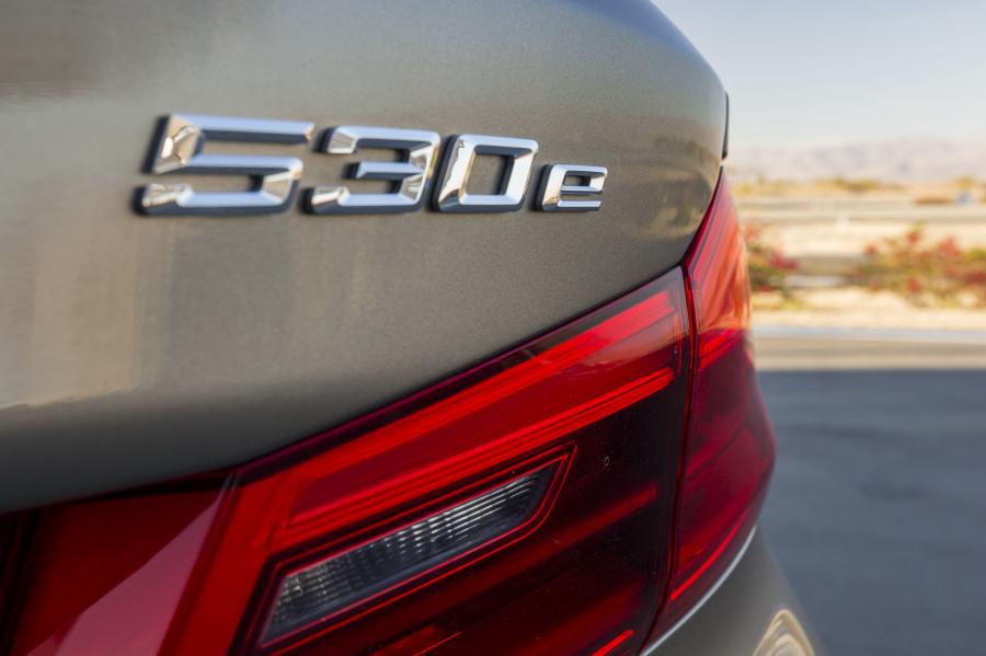 Логотип BMW 530e iPerformance (G30) 2017 года  (NA) (фото 6 из 13)